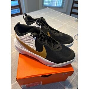 Nike Team Hustle D 10 (Big Kid),Black/Metallic Gold/White, 6y Big Kid